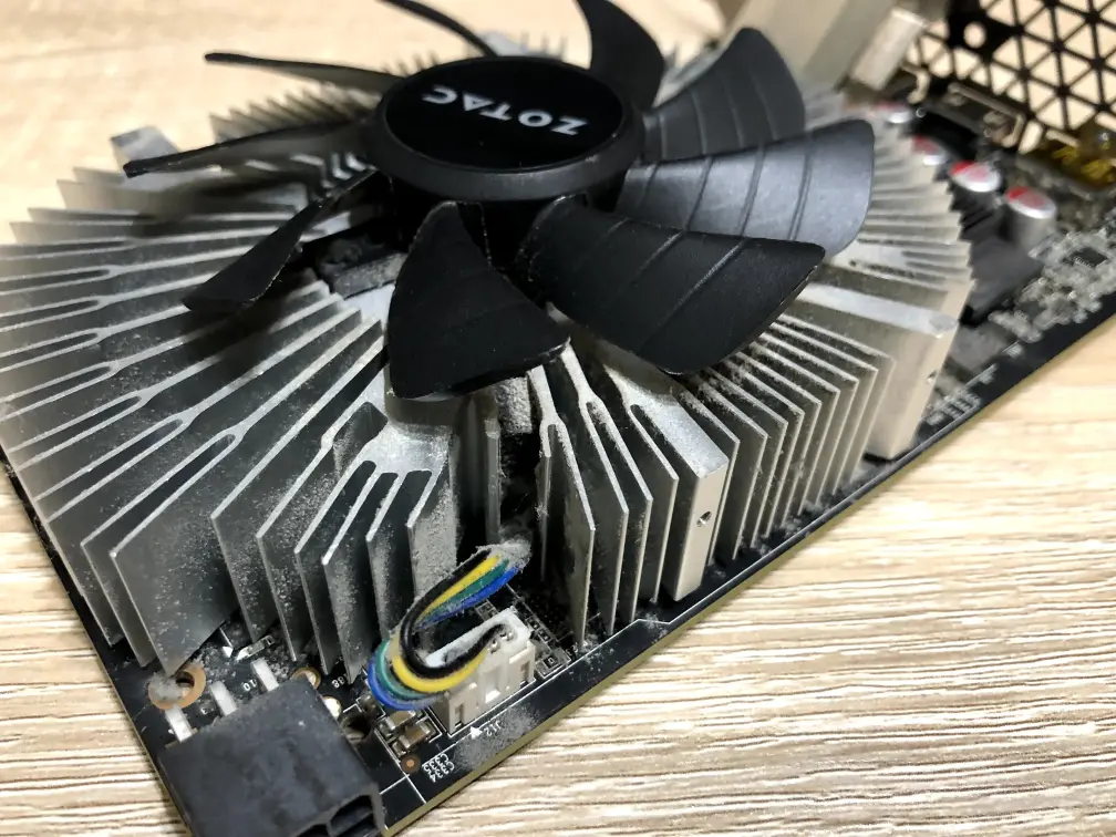 ZOTAC GeForce GTX 1060 6GB ファンの配線位置を確認