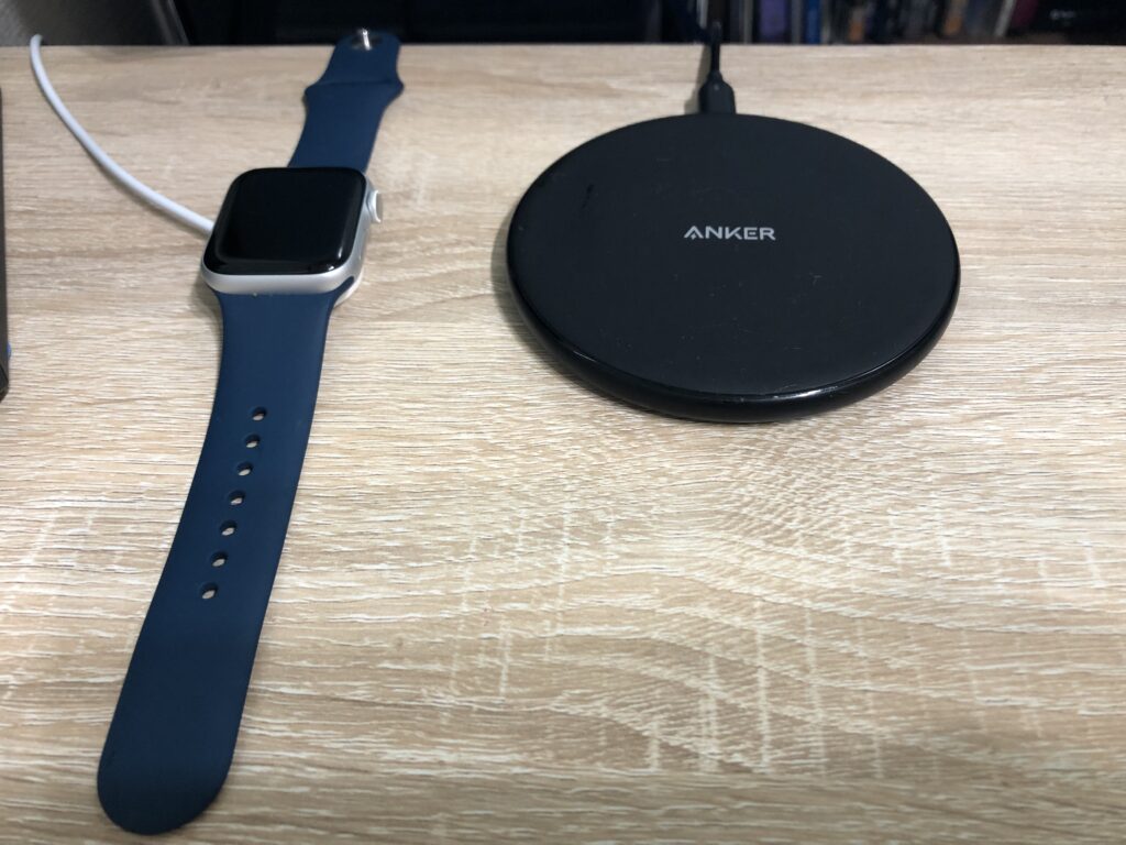 Apple Watch純正充電ケーブルとQi対応Anker充電器