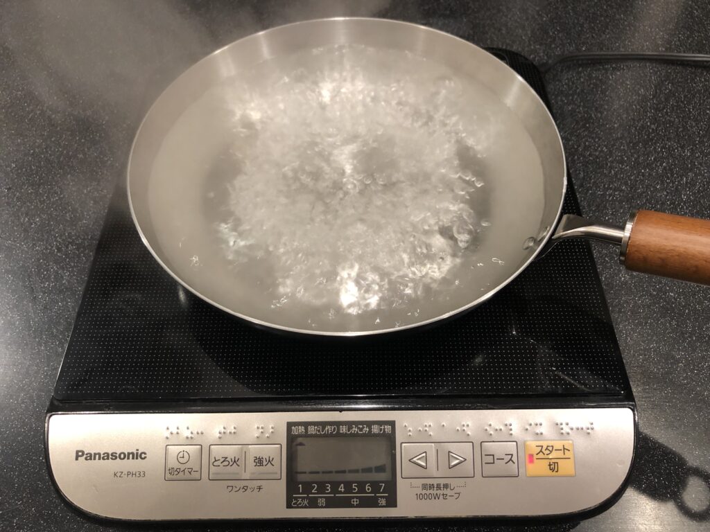 クーベルのフライパンを使ってIHでお湯を沸騰させる